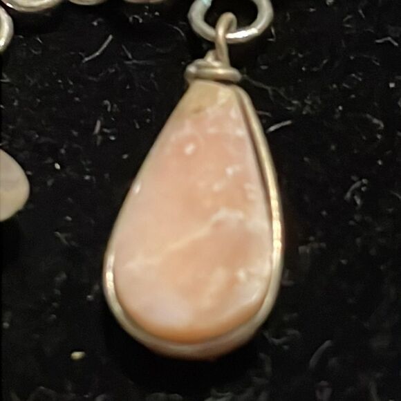 Bohemian 9” silver tone bracelet w/7 raw quartz charm dangles & hook/latch clasp - Picture 4 of 15